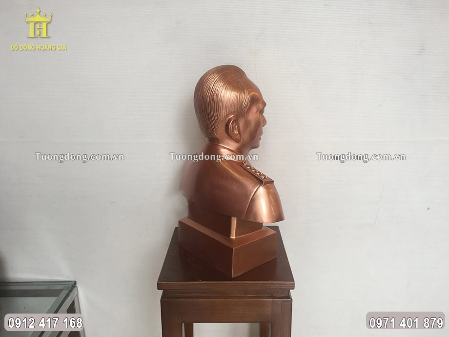 Hình ảnh phía sau của bức tượng đồng